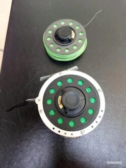 MOULINET MOUCHE AUTOMATIC MITCHELL 710 AVEC SES DEUX BOBINES . PARFAIT ETAT . PETIT PRIX .