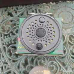 Dam Lot De Moulinets Et Cannes Pro Pour Pêche à La Mouche Et Matériel -Daiwaori Magasin 00015 Lot de moulinets et cannes pro pour peche a la mouche et materiel